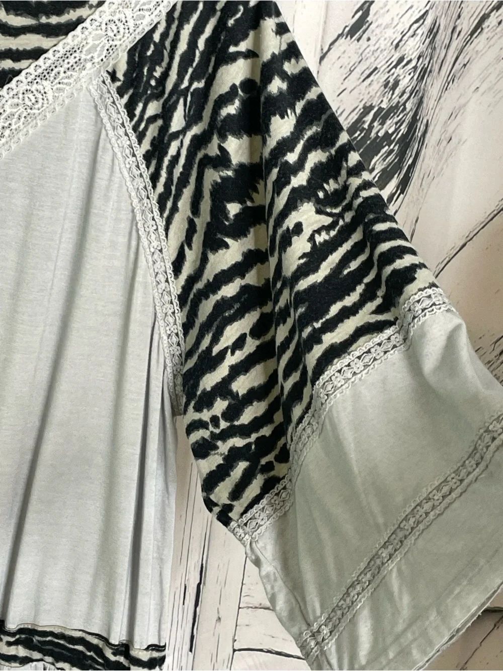 POL top grey bodice lace-trimmed V-neckline and zebra-print raglan sleeves S - Picture 4 of 8
